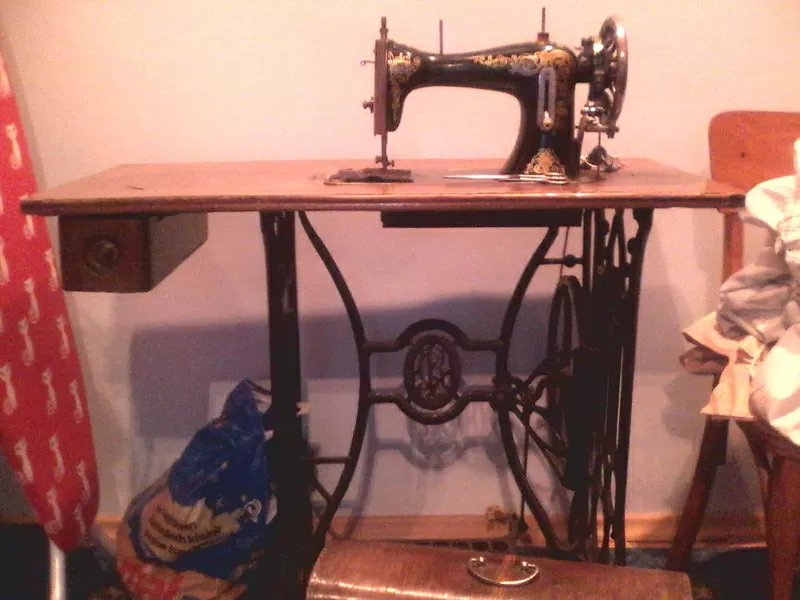 Антикварна швейна машинка 